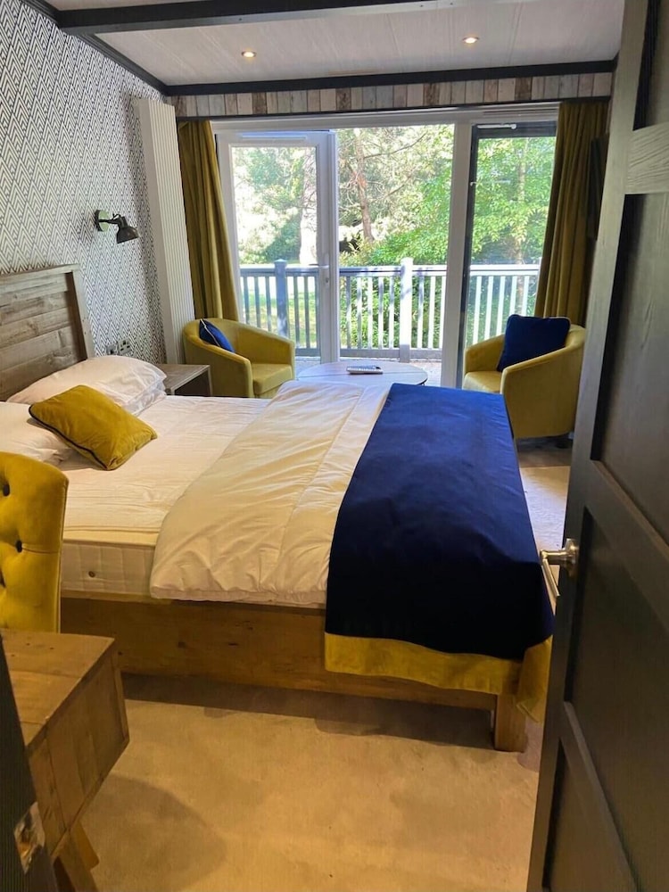 Pet Friendly Lodge - Sleeps 6 view 2