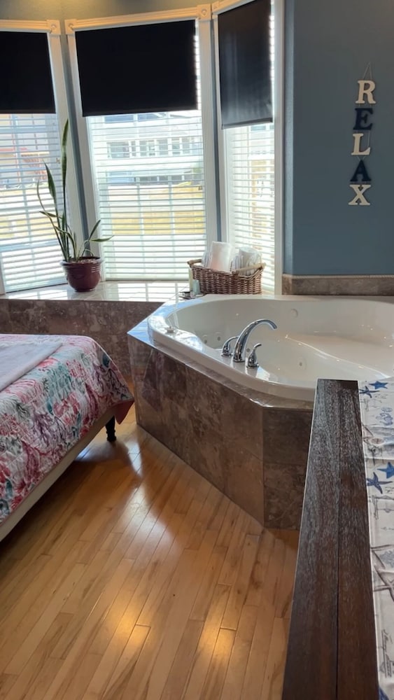 The Collins Inn and Seaside Cottages - Adults Only