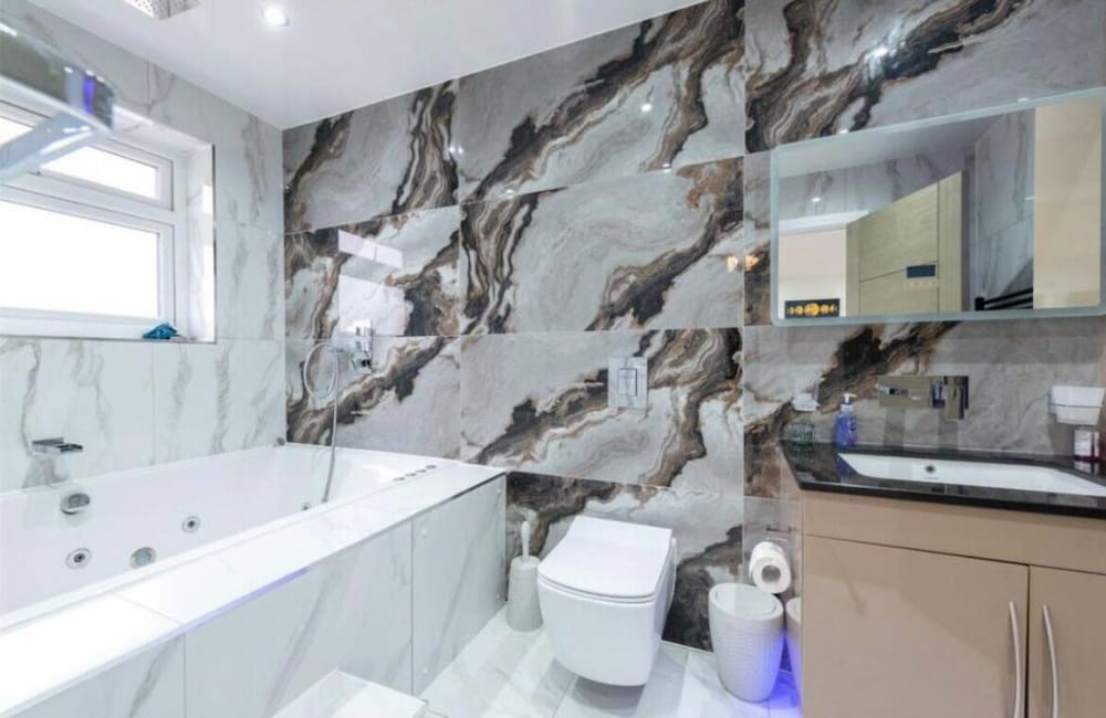 House - Sleeps 16, Parking, Pets Allowed & Jacuzzi