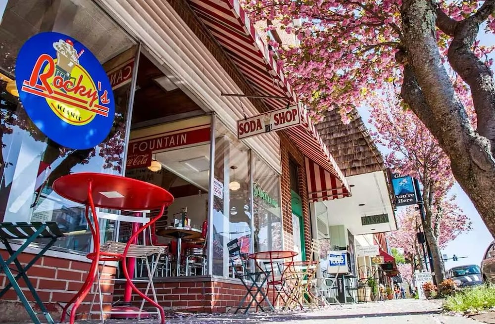 Downtown Brevard Retreat &Cyclists Dream