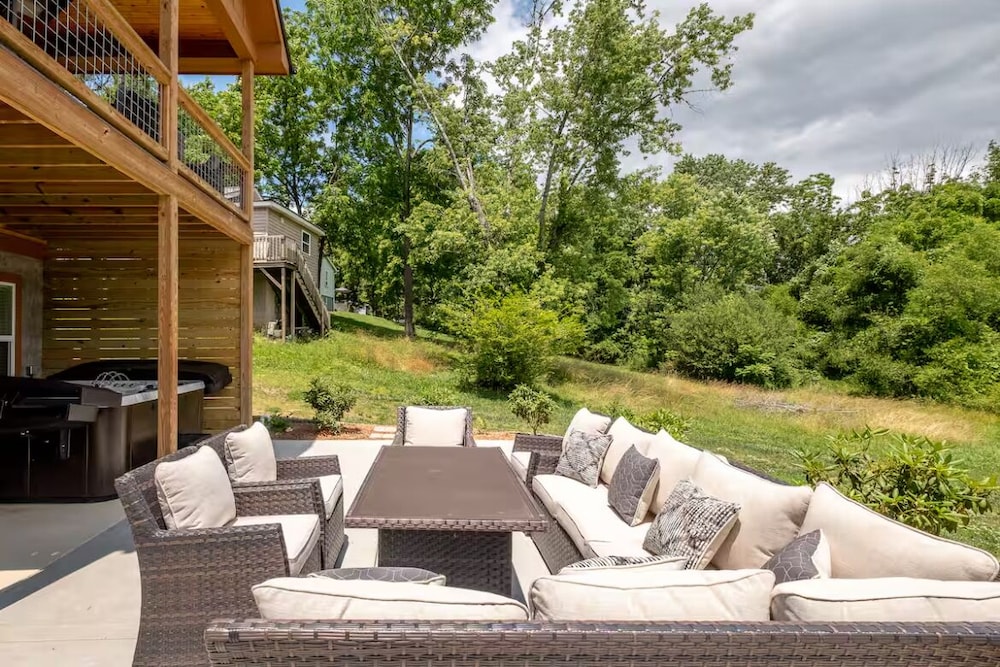 Downtown Brevard Retreat &Cyclists Dream