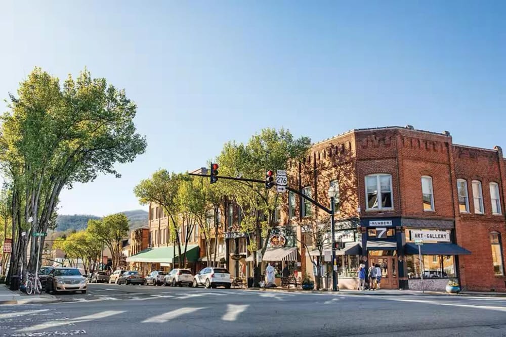 Downtown Brevard Retreat &Cyclists Dream