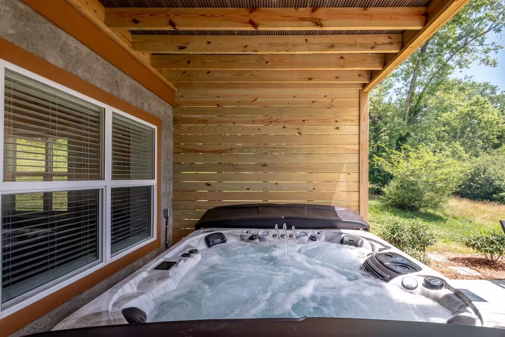 Downtown Brevard Retreat &Cyclists Dream