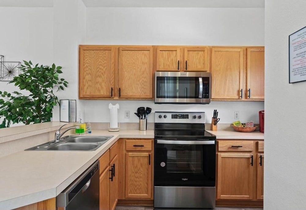 Amazing 3BR 2BA Townhome With Lake View at Terra Verde!