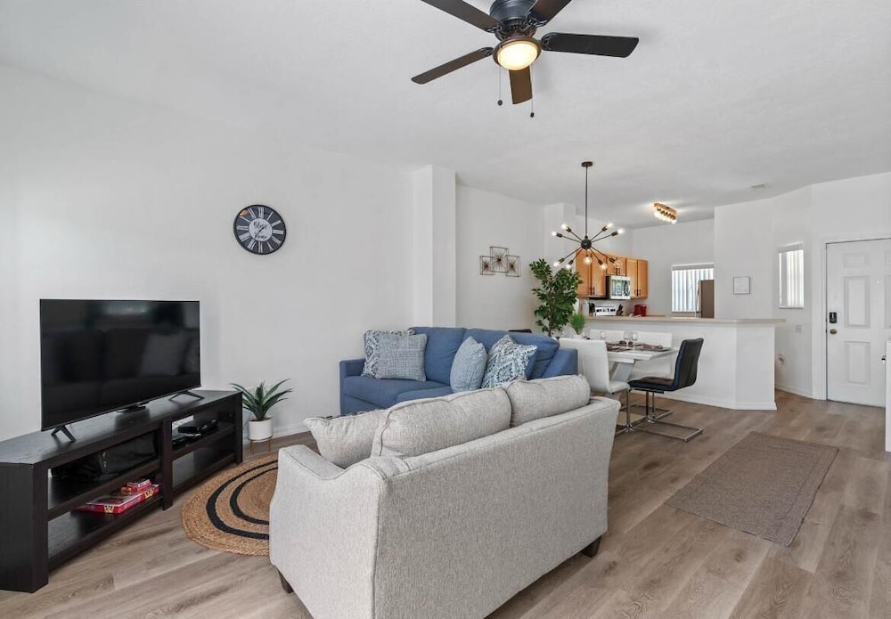 Amazing 3BR 2BA Townhome With Lake View at Terra Verde!