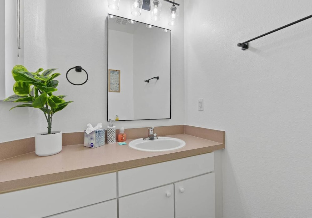 Amazing 3BR 2BA Townhome With Lake View at Terra Verde!