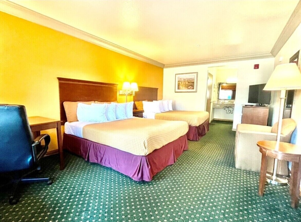 Cloverdale Wine Country Inn  Suites - Property Image 2