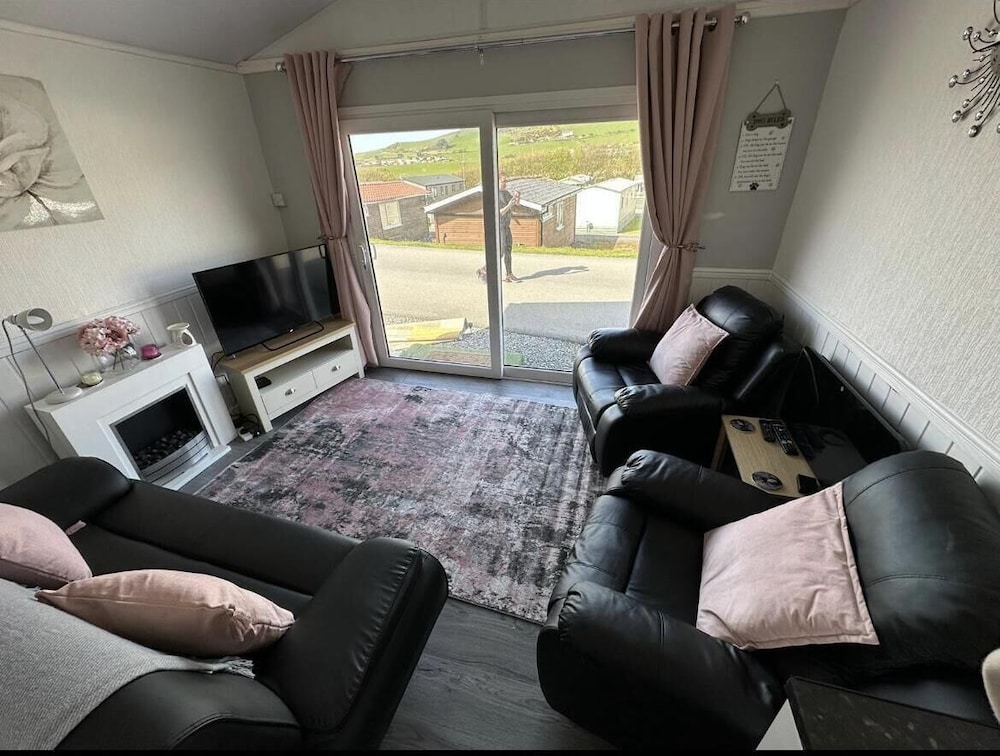 Beautiful 2-bed Chalet in Aberystwyth view 5