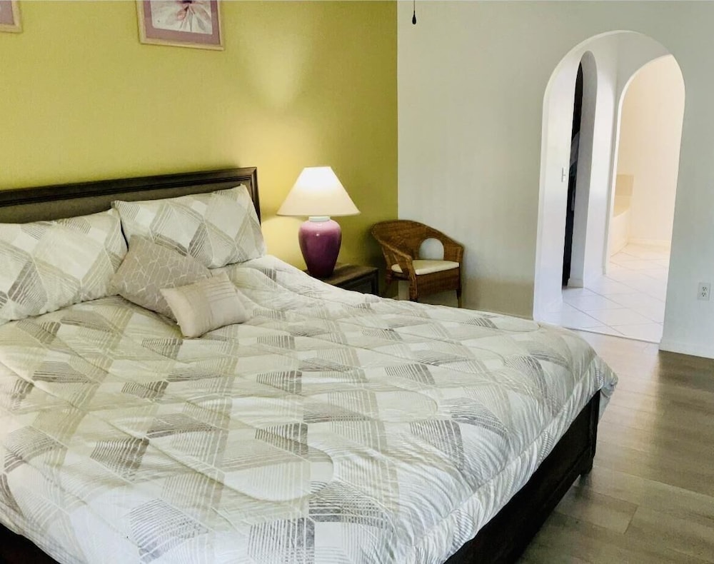 Amazing 3/2 Vacation Home With Private Pool!!