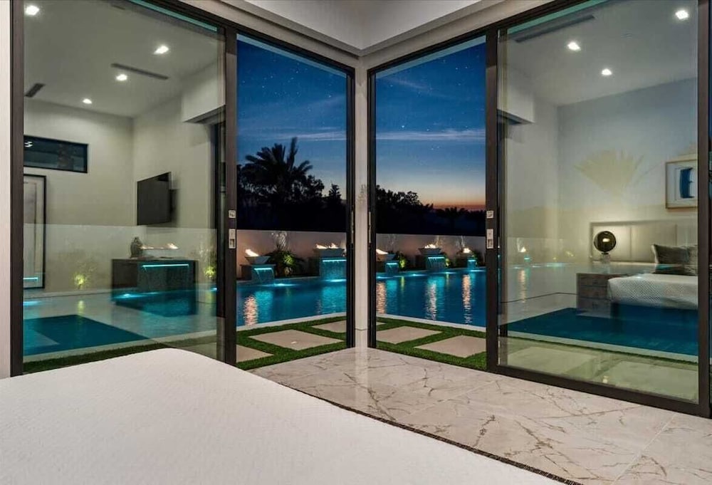 Sleeps 23 Luxury Villa w/ Pool, Hot Tub & Pickleball Court Bravo Villa 10
