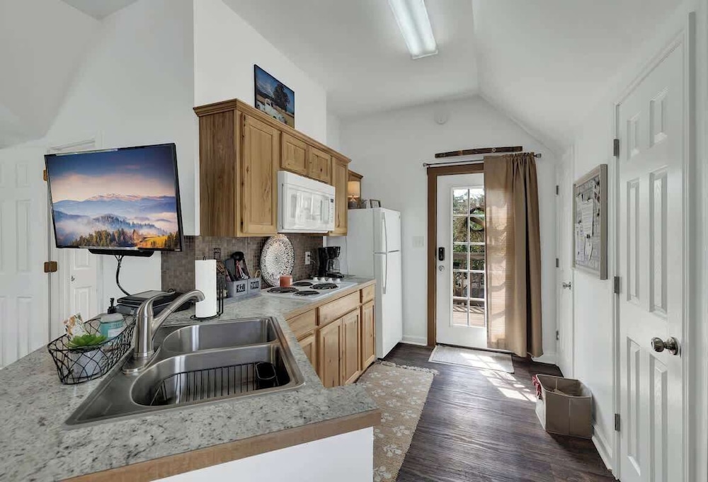 Cactus Flower Treehouse-pet Friendly-hill Country Views!