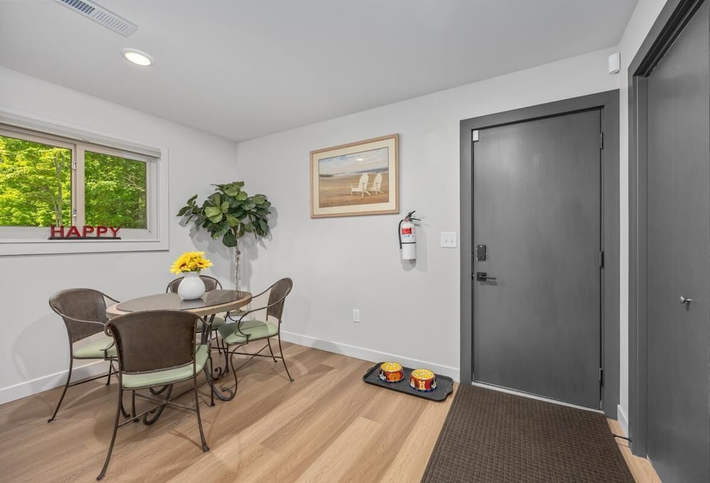 The Pines-pets,across From Ivy Center EC, Town!