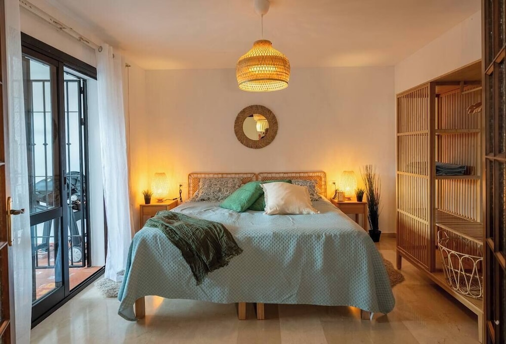 La Casa Bonita - Modern 2BR Apt with Private Terrace. Pool Views