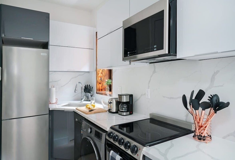 48 Midtown West Apt