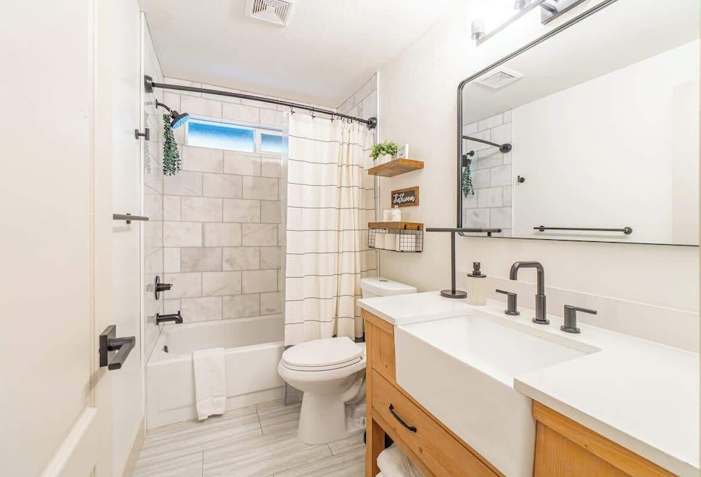 Modern Western Retreat Pet-friendly 4bed/2bath