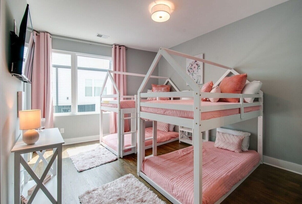 King Queen 2 Homes - 24 Beds City Views