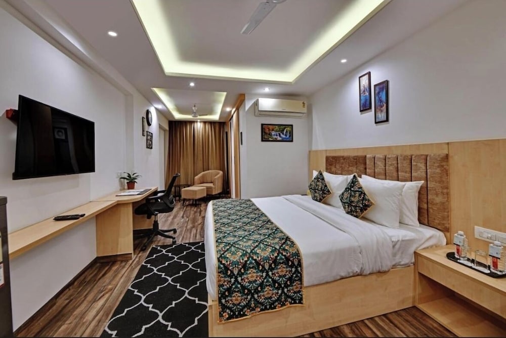 Skyline luxury in pink city