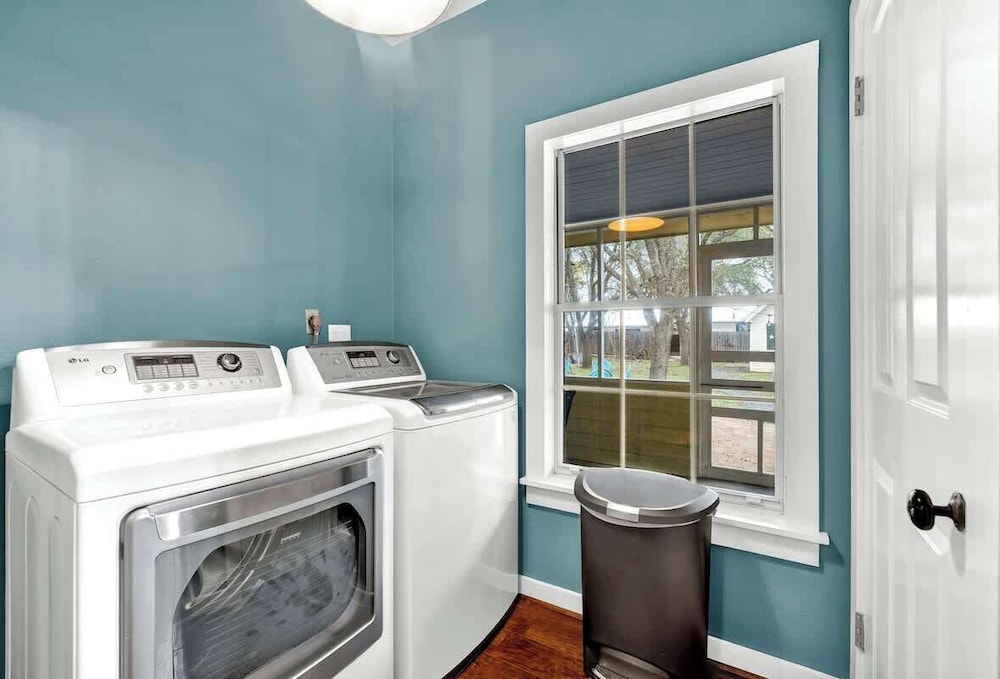 The Country Haus: Quaint Home 1 Mile From Downtown