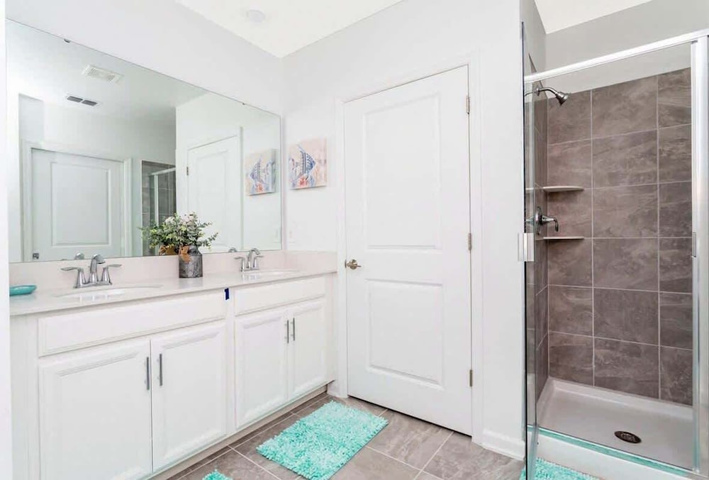Modern 2Bd Townhome Minutes to Disney w Waterpark