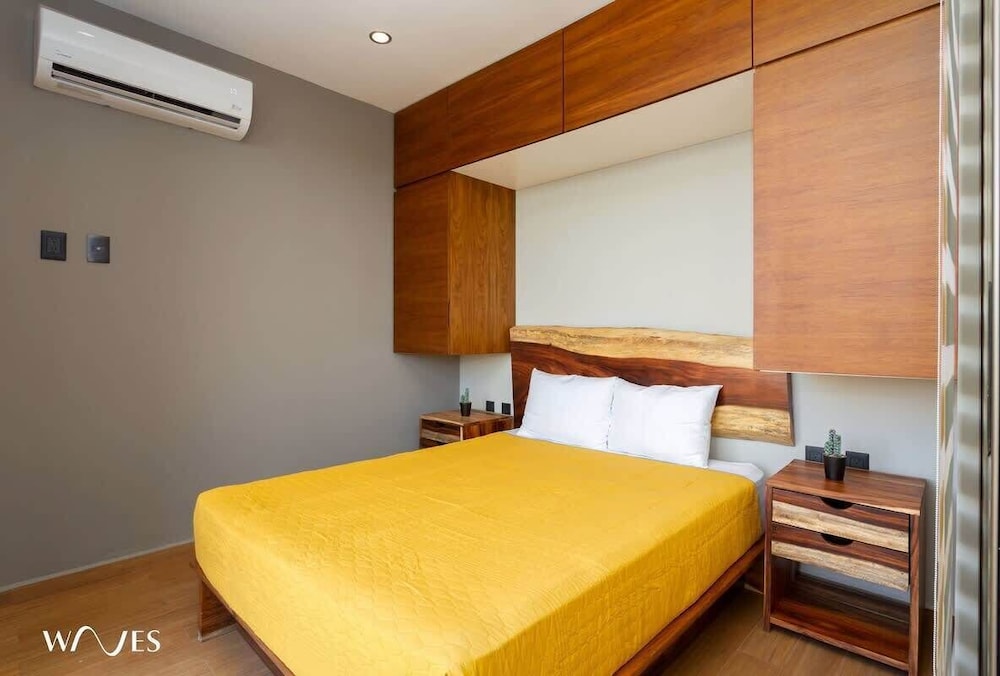 1 Br. W/park Views in Condo W/gym + Sauna + Steam