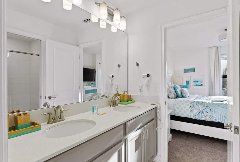 Luxury Decor 6BR at Storey Lake Sleeps 16
