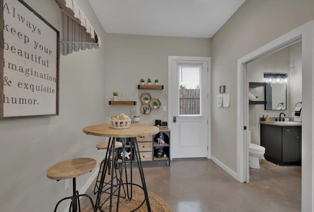 Pop 4 W/hot-tub + Close to Main St