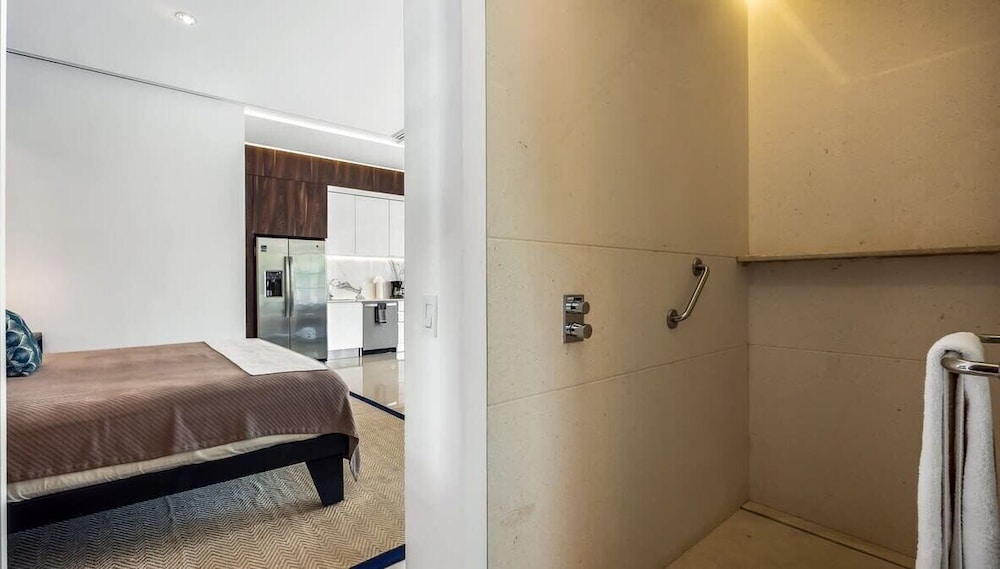 Stylish King-bed Unit - Pool - Ocean View - Gym