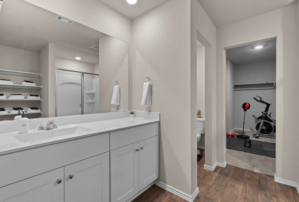 @ Marbella Lane - Amazing 4BR Lakeview Home