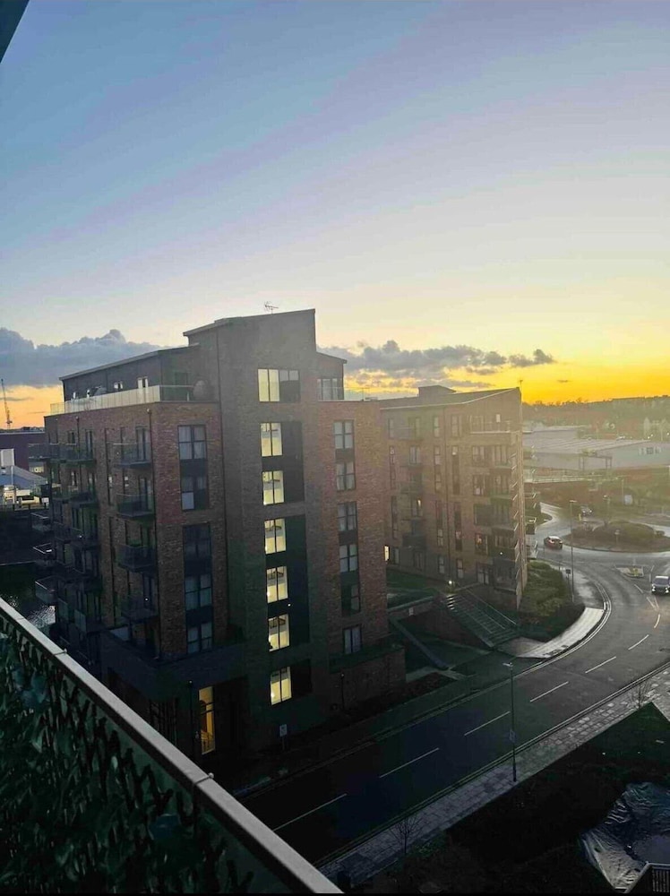 1 Bed Apartment Sleeps 2 - Free Parking -