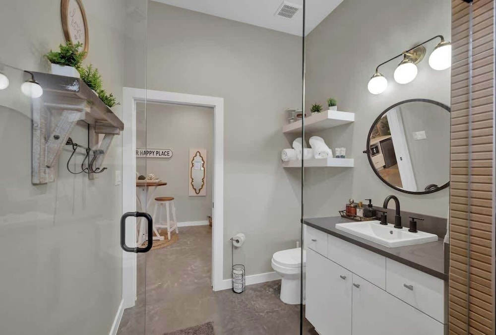 Pop-2: Hot-tub/close to Main St!