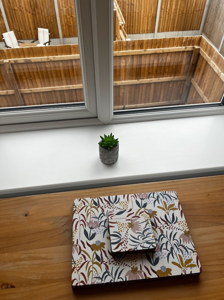 2 Bed Flat - Sleeps 8 - Pets - Garden - Parking