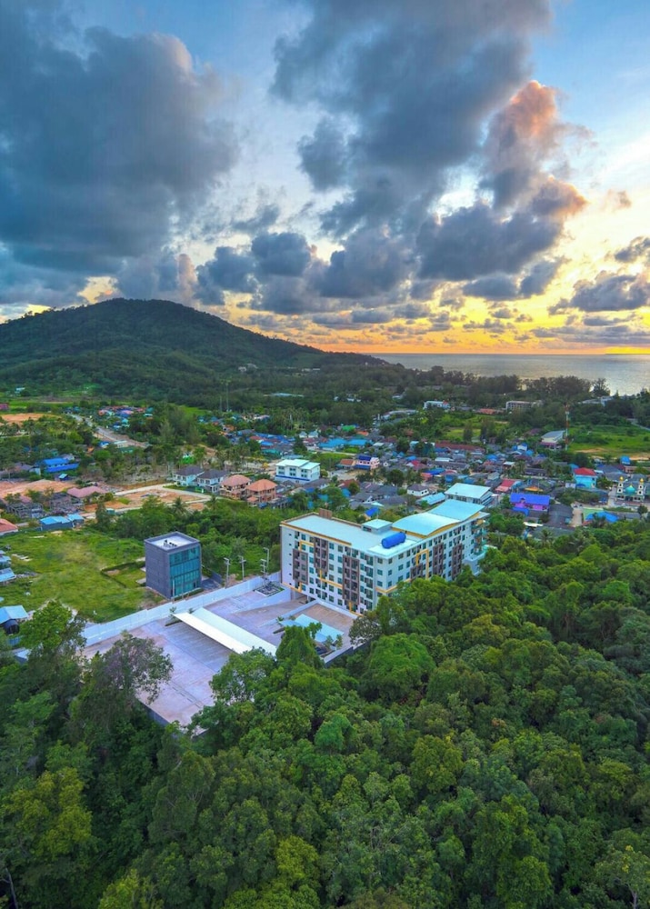 1b 39sqm Apartment Walk to Lovely Naiyang Beach view 4