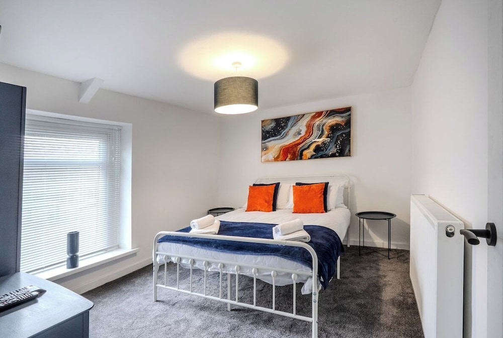 Stadium View 5-bed Retreat + Parking