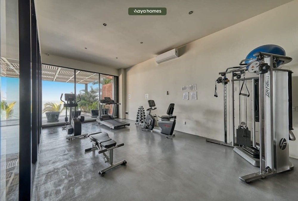 Luxurious 3BR Condo Right Next to the Beach - King
