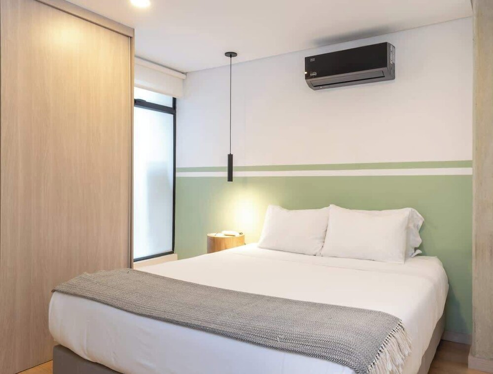 Spectacular 3 BR w/ Balcony in Laureles Medellín