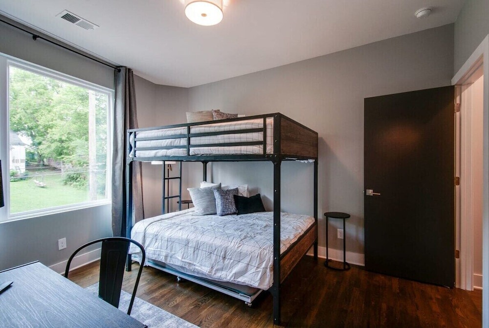King Queen 2 Homes - 24 Beds City Views