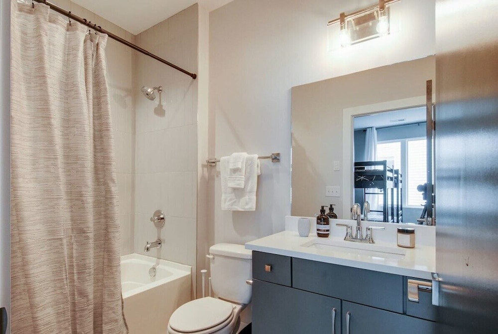 King Queen 2 Homes - 24 Beds City Views