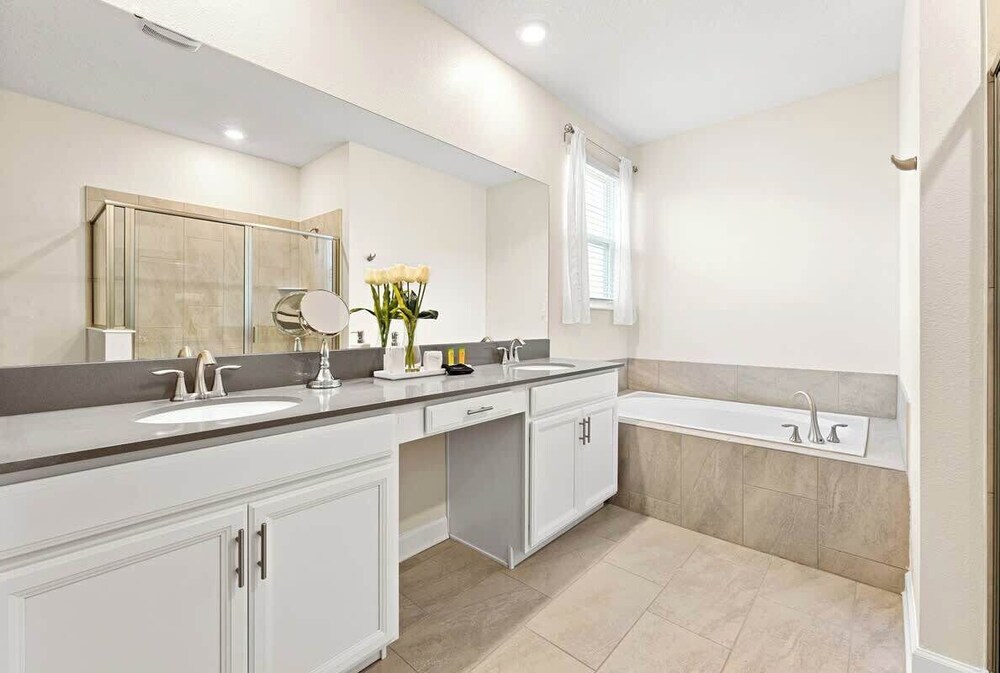 Sophisticated 6BR at Storey Lake