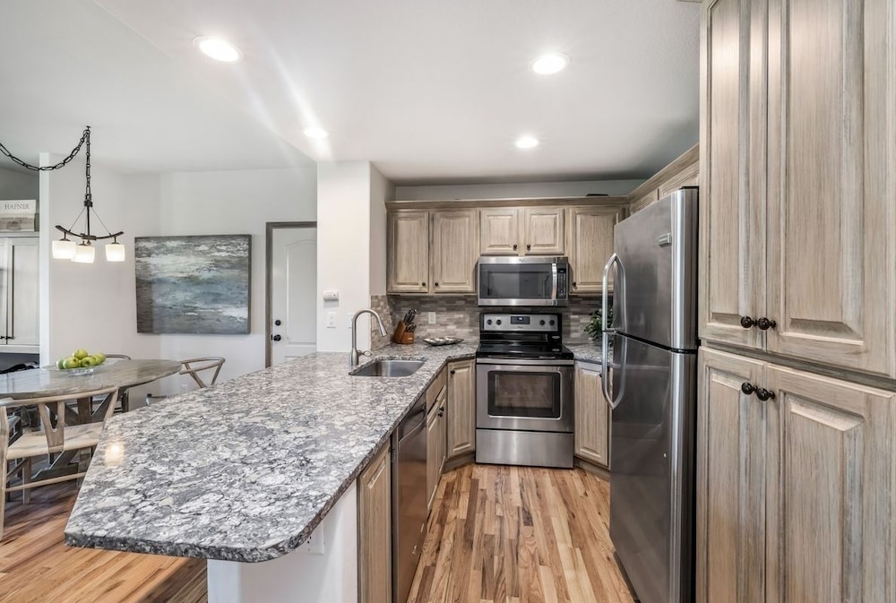 Stunning Renovated 2 Bedroom in Arrowhead Village! Studio Condo