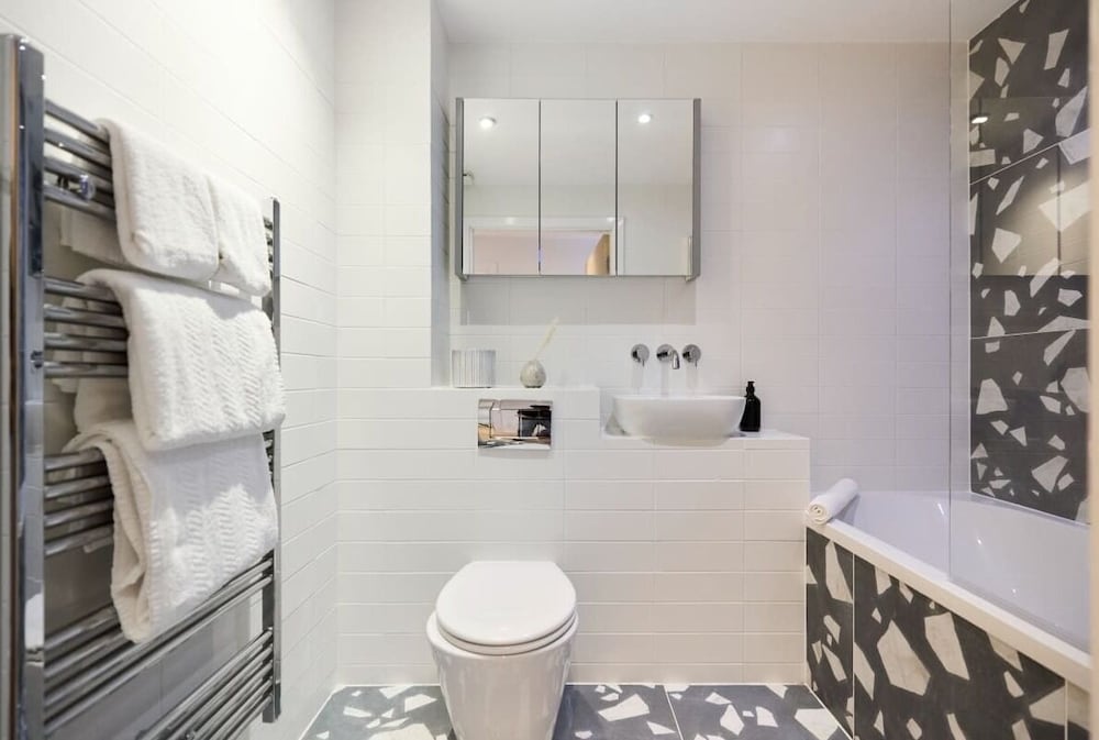 The Millharbour Retreat - Elegant 1bdr Flat With Balconies