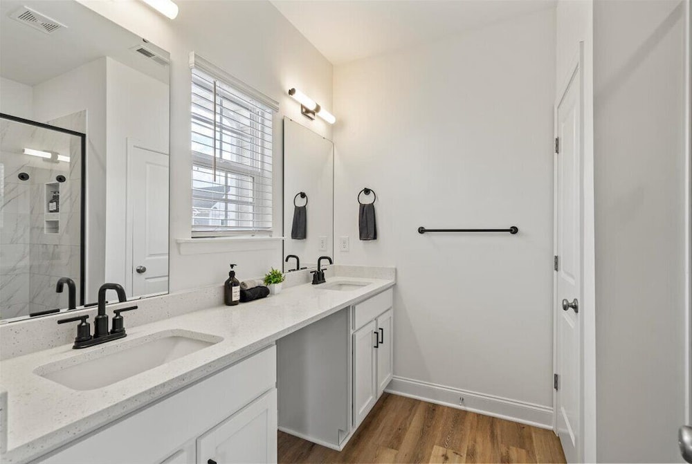 3BR Townhouse Mins to Uptown Charlotte