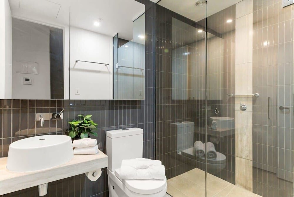 Stylish & Modern 2BR Apt Near Victoria Market