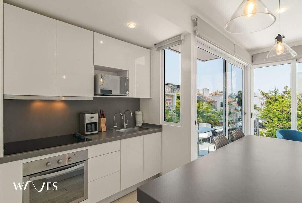 1 Br. W/5th Avenue View Steps From the Beach