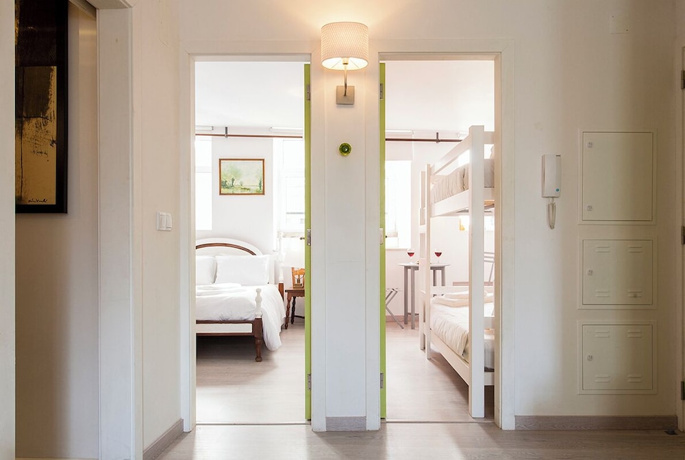 JOIVY Charming 2BR Apt w/ workspace at the heart of Alfama view 4