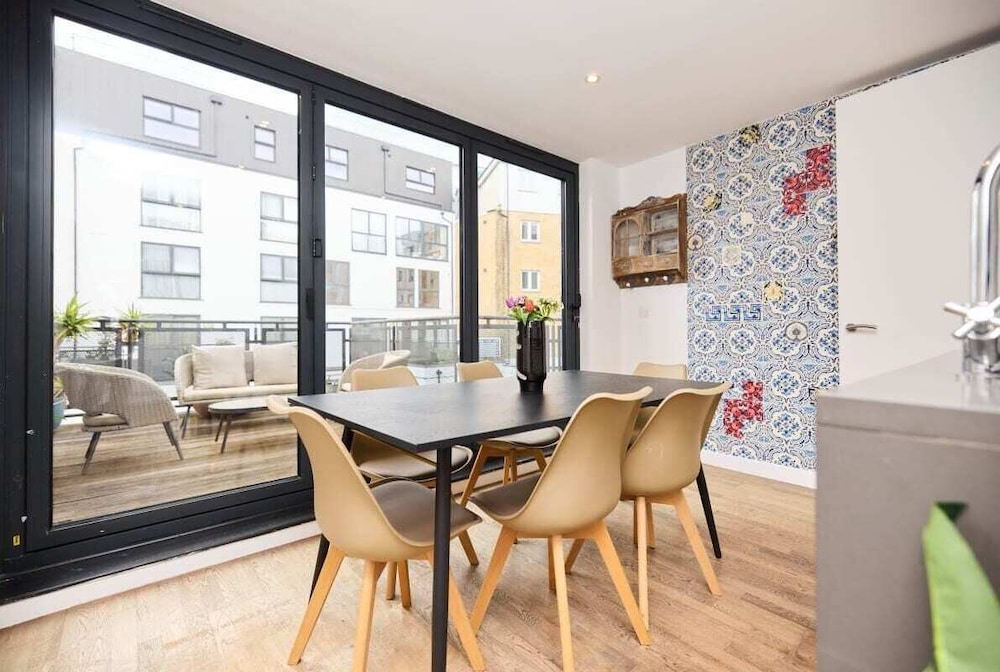 The Kensal Green Wonder - Bright 2bdr Flat With Balcony