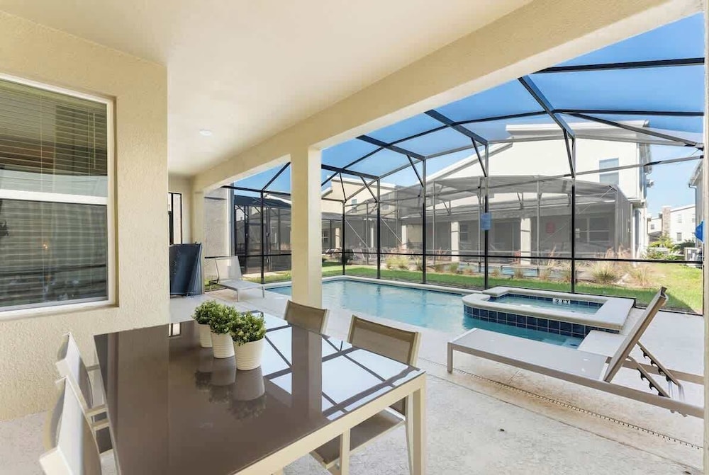 Sophisticated 6BR at Storey Lake