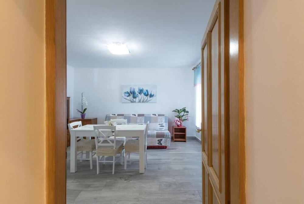 Comfortable Apartment in Umag With Parking Space