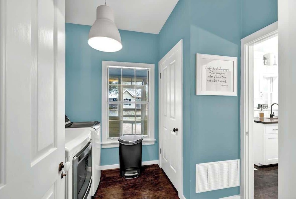 The Country Haus: Quaint Home 1 Mile From Downtown
