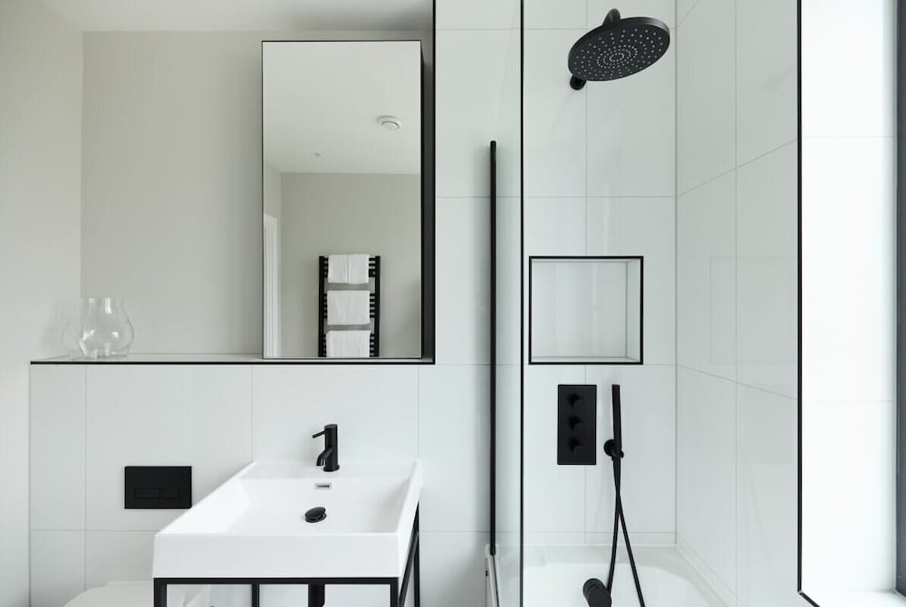The Brondesbury Hideaway - Stylish 3bdr Flat With Balcony + Parking