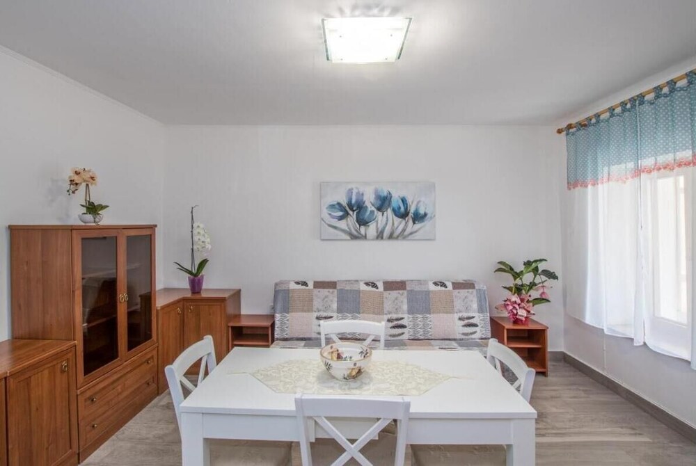 Comfortable Apartment in Umag With Parking Space